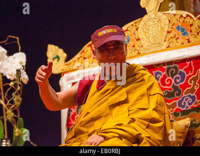 Der Dalai Lama spricht, buddhistische Mönche und für ein öffentliches Publikum im Beacon Theater in New York City. Stockfoto