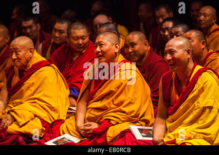 Der Dalai Lama spricht, buddhistische Mönche und für ein öffentliches Publikum im Beacon Theater in New York City. Stockfoto