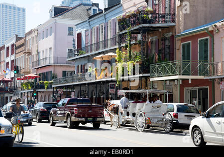 Berühmte Decatur Street in den französischen Viertel New Orleans USA Stockfoto