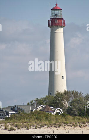 Das historische Cape May Lighthouse, ein historisches Wahrzeichen, das noch in Betrieb ist, wird an einem sonnigen Tag vom Strand aus betrachtet Stockfoto