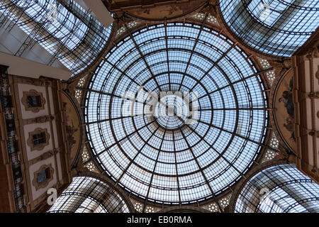 Galleria Vittorio Emanuele II ist eines der ältesten Einkaufszentren der Welt. Die Struktur besteht aus zwei Glas-vaulted arcade Stockfoto