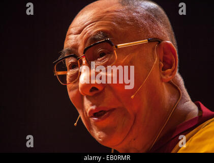 Der Dalai Lama spricht, buddhistische Mönche und für ein öffentliches Publikum im Beacon Theater in New York City. Stockfoto