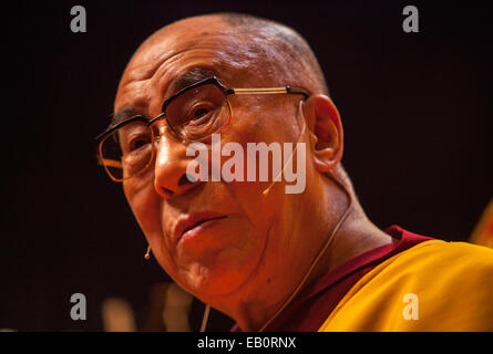 Der Dalai Lama spricht, buddhistische Mönche und für ein öffentliches Publikum im Beacon Theater in New York City. Stockfoto