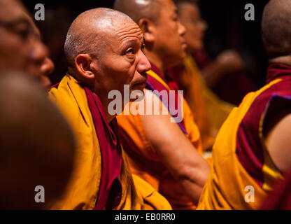 Der Dalai Lama spricht, buddhistische Mönche und für ein öffentliches Publikum im Beacon Theater in New York City. Stockfoto