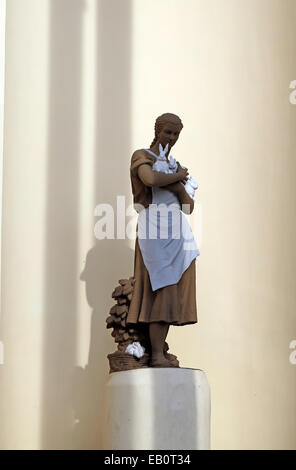 Statue eines Mädchens mit einem Hasen in der Ausstellungspavillon bauen Kaninchen bei ENEA in Moskau Stockfoto