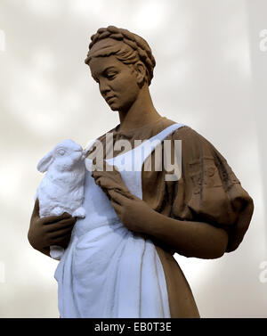 Statue eines Mädchens mit einem Hasen in der Ausstellungspavillon bauen Kaninchen bei ENEA in Moskau Stockfoto