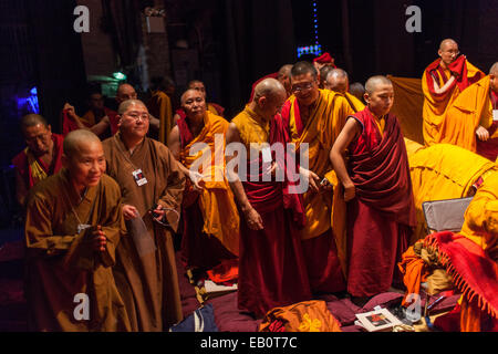 Der Dalai Lama spricht, buddhistische Mönche und für ein öffentliches Publikum im Beacon Theater in New York City. Stockfoto