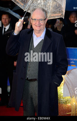 Jim Broadbent bei der Weltpremiere des Films Paddington in London. Stockfoto