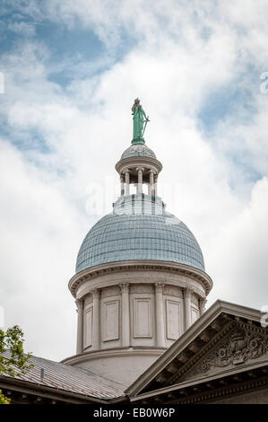 Statue von Gerechtigkeit, Augusta County Courthouse Kuppel, 1 Osten Johnson Street, Staunton, Virginia Stockfoto