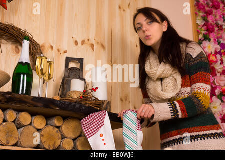 Frau mit Pullover, heimlich einen Blick hinein Weihnachts-Strumpf Stockfoto