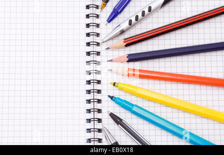 Feder und Bleistift auf aufgegebenes notebook Stockfoto