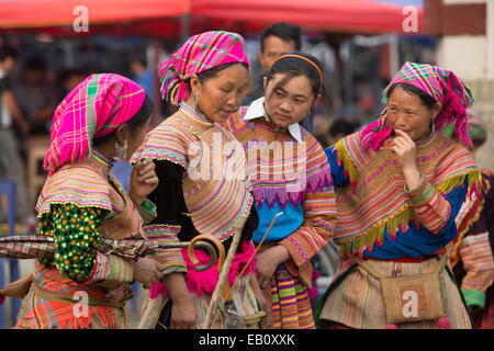 Flower Hmong Frauen treffen auf BacHa Markt in Vietnam Stockfoto