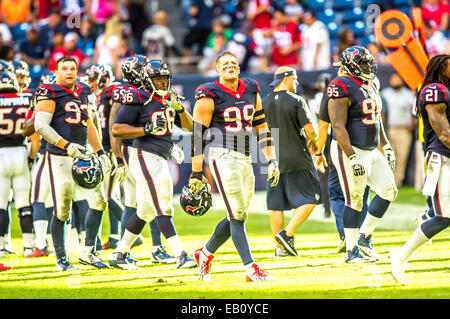 23. November 2014 - Houston, Texas, USA: Houston Texans, die defensive End j.j. Watt (99) sucht auf der Anzeigetafel in der Houston 22-13 während der regulären Saison der NFL Football-Spiel zwischen den Cincinnati Bengals und die Houston Texans NRG-Stadion in Houston, TX verloren. Stockfoto