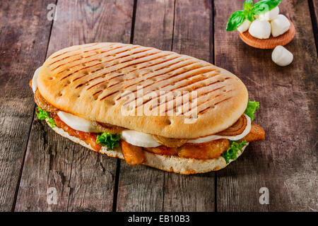 Gegrilltes Panini mit gegrilltem Hähnchen und mozzarella Stockfoto