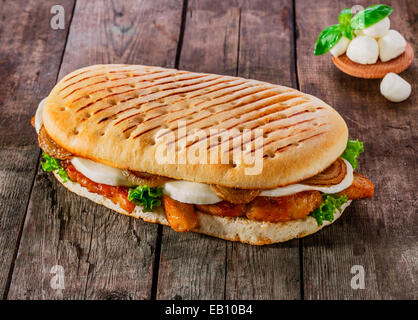 Gegrilltes Panini mit gegrilltem Hähnchen und mozzarella Stockfoto