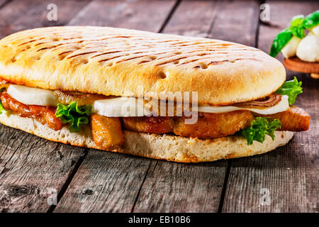 Gegrilltes Panini mit gegrilltem Hähnchen und mozzarella Stockfoto