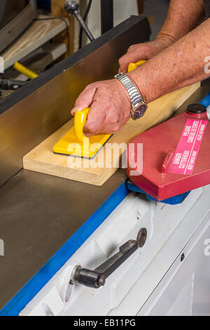 Holzbearbeitung mit einer Vorschäler-Maschine mit sicheren Prozess. Stockfoto