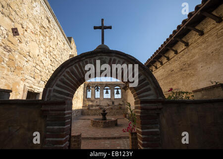 4 Glocken, vier Glocken, Bell Wand Campanario, heiligen Garten, Mission San Juan Capistrano, City, San Juan Capistrano, Orange County, Kalifornien Stockfoto