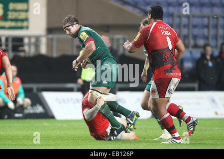 Oxford, UK. 23. November 2014. Aviva Premiership. London Welsh gegen Leicester Tigers. Kapitän Brad Thorn (Leicester Tigers) auf die Ladung. Bildnachweis: Aktion Plus Sport/Alamy Live-Nachrichten Stockfoto