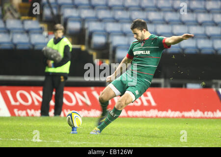 Oxford, UK. 23. November 2014. Aviva Premiership. London Welsh gegen Leicester Tigers. Tommy Bell (Leicester Tigers) tritt eine Strafe. Bildnachweis: Aktion Plus Sport/Alamy Live-Nachrichten Stockfoto