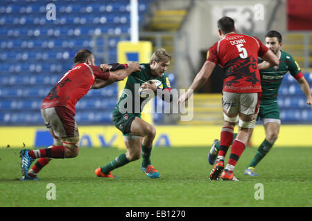 Oxford, UK. 23. November 2014. Aviva Premiership. London Welsh gegen Leicester Tigers. Mathew Tait (Leicester Tigers) macht eine Pause. Bildnachweis: Aktion Plus Sport/Alamy Live-Nachrichten Stockfoto