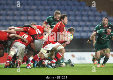 Oxford, UK. 23. November 2014. Aviva Premiership. London Welsh gegen Leicester Tigers. Ben Pienaar (London Welsh) auf die Ladung. Bildnachweis: Aktion Plus Sport/Alamy Live-Nachrichten Stockfoto