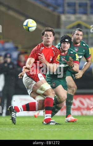 Oxford, UK. 23. November 2014. Aviva Premiership. London Welsh gegen Leicester Tigers. Ben Pienaar (London Welsh) auf die Ladung. Bildnachweis: Aktion Plus Sport/Alamy Live-Nachrichten Stockfoto