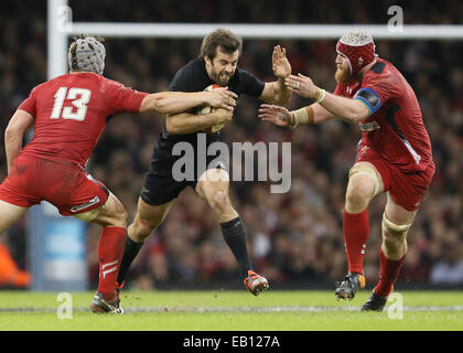 Cardiff, UK. 22. November 2014. Conrad Smith of New Zealand durch Jonathan Davies von Wales und Jake Ball von Wales - Herbst-Test-Serie - Wales Vs New Zealand - Millennium Stadium - Cardiff - Wales 22. November 2014 - Bild Simon Bellis/Sportimage in Angriff genommen. © Csm/Alamy Live-Nachrichten Stockfoto