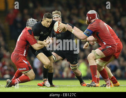 Cardiff, UK. 22. November 2014. Sonny Bill Williams von Neuseeland in Angriff genommen von Jonathan Davies von Wales - Herbst-Test-Serie - Wales Vs New Zealand - Millennium Stadium - Cardiff - Wales 22. November 2014 - Bild Simon Bellis/Sportimage. © Csm/Alamy Live-Nachrichten Stockfoto