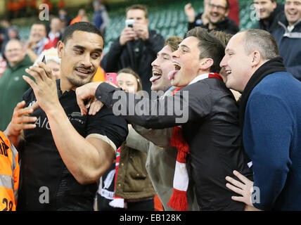 Cardiff, UK. 22. November 2014. Jerome Kaino von Neuseeland dauert ein Selbstporträt mit walisischen Fans - Herbst-Test-Serie - Wales Vs New Zealand - Millennium Stadium - Cardiff - Wales 22. November 2014 - Bild Simon Bellis/Sportimage. © Csm/Alamy Live-Nachrichten Stockfoto