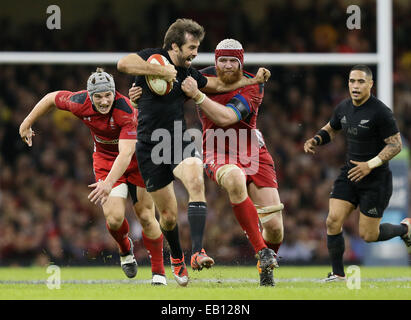 Cardiff, UK. 22. November 2014. Conrad Smith of New Zealand durch Jonathan Davies von Wales und Jake Ball von Wales - Herbst-Test-Serie - Wales Vs New Zealand - Millennium Stadium - Cardiff - Wales 22. November 2014 - Bild Simon Bellis/Sportimage in Angriff genommen. © Csm/Alamy Live-Nachrichten Stockfoto