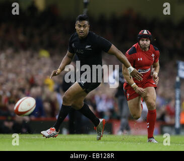 Cardiff, UK. 22. November 2014. Julian Savea von Neuseeland und Leigh Halfpenny - Herbst-Test-Serie - Wales Wales vs New Zealand - Millennium Stadium - Cardiff - Wales 22. November 2014 - Bild Simon Bellis/Sportimage. © Csm/Alamy Live-Nachrichten Stockfoto