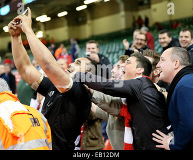 Cardiff, UK. 22. November 2014. Jerome Kaino von Neuseeland dauert ein Selbstporträt mit walisischen Fans - Herbst-Test-Serie - Wales Vs New Zealand - Millennium Stadium - Cardiff - Wales 22. November 2014 - Bild Simon Bellis/Sportimage. © Csm/Alamy Live-Nachrichten Stockfoto