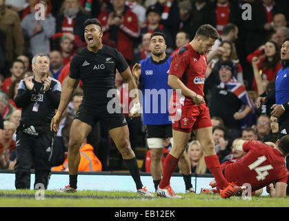 Cardiff, UK. 22. November 2014. Julian Savea von Neuseeland feiert erzielte einen Versuch - Herbst-Test-Serie - Wales Vs New Zealand - Millennium Stadium - Cardiff - Wales 22. November 2014 - Bild Simon Bellis/Sportimage. © Csm/Alamy Live-Nachrichten Stockfoto