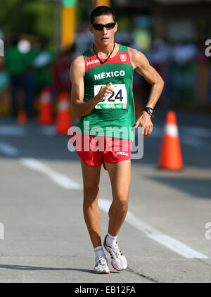 Veracruz, Mexiko. 23. November 2014. Mexikanische Athleten Horacio Nava besucht die Männer 20km Wandern Wettbewerb während der 2014 Veracruz zentralamerikanischen und karibischen Spiele in Veracruz, Mexiko, am 23. November 2014. Horacio Nava gewann die Goldmedaille. Bildnachweis: Jorge Arciga/Notimex/Xinhua/Alamy Live-Nachrichten Stockfoto