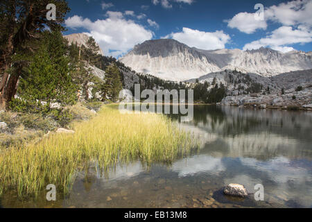 Bergsee reflektiert Mt. Whitney auf Rückseite John Muir Trail, California, Vereinigte Staaten von Amerika. Stockfoto