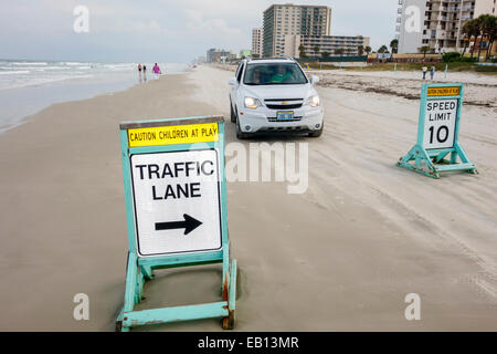 Dayton Beach Florida, Wasser im Atlantischen Ozean, Surfen, öffentlich, Fahrzeug, Autos, Fahren auf, Fahrspur, Schild, Logo, Sand, Besucher reisen Reisetourist Stockfoto