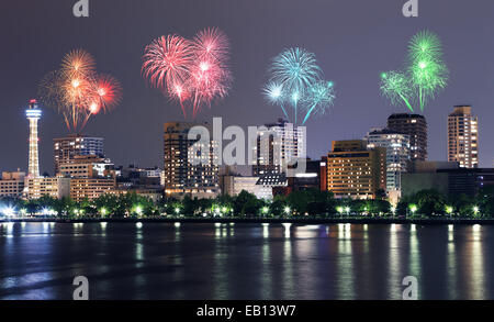 Feuerwerk über Yokohama Stadtbild bei Nacht, Japan feiert Stockfoto