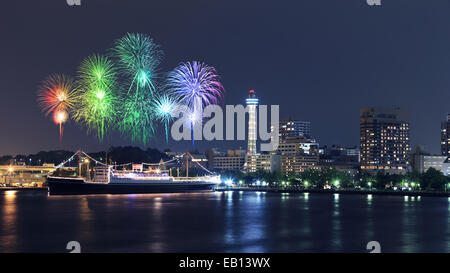 Feuerwerk feiern über Marina Bay in Yokohama City, Japan Stockfoto