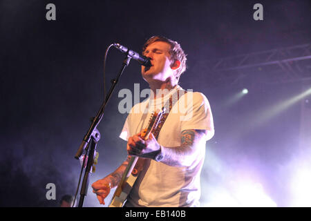 Birmingham, Vereinigtes Königreich. 24. November 2014. US-amerikanische Rock-Band The Gaslight Anthem durchführen live in Birmingham O2 Academy im Rahmen ihrer Tour zur Unterstützung ihrer 2014 Album-Release erhalten verletzt Credit: Simon Newbury/Alamy Live News Stockfoto