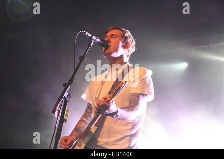 Birmingham, Vereinigtes Königreich. 24. November 2014. US-amerikanische Rock-Band The Gaslight Anthem durchführen live in Birmingham O2 Academy im Rahmen ihrer Tour zur Unterstützung ihrer 2014 Album-Release erhalten verletzt Credit: Simon Newbury/Alamy Live News Stockfoto