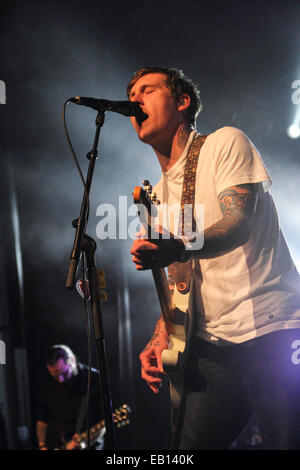 Birmingham, Vereinigtes Königreich. 24. November 2014. US-amerikanische Rock-Band The Gaslight Anthem durchführen live in Birmingham O2 Academy im Rahmen ihrer Tour zur Unterstützung ihrer 2014 Album-Release erhalten verletzt Credit: Simon Newbury/Alamy Live News Stockfoto