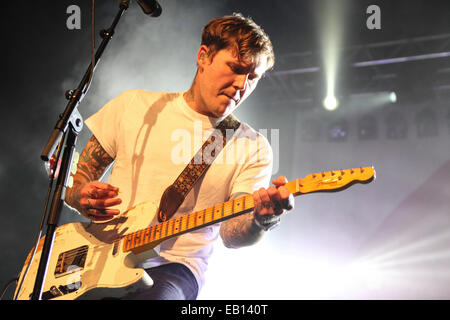 Birmingham, Vereinigtes Königreich. 24. November 2014. US-amerikanische Rock-Band The Gaslight Anthem durchführen live in Birmingham O2 Academy im Rahmen ihrer Tour zur Unterstützung ihrer 2014 Album-Release erhalten verletzt Credit: Simon Newbury/Alamy Live News Stockfoto