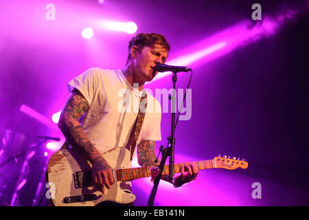 Birmingham, Vereinigtes Königreich. 24. November 2014. US-amerikanische Rock-Band The Gaslight Anthem durchführen live in Birmingham O2 Academy im Rahmen ihrer Tour zur Unterstützung ihrer 2014 Album-Release erhalten verletzt Credit: Simon Newbury/Alamy Live News Stockfoto