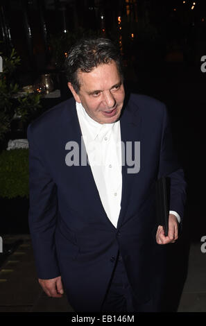 Charles Saatchi und Trinny Woodall verlassen Scotts Restaurant nach dem Essen zusammen. Das Paar wurden gesehen, lachen und Lächeln, als sie das Restaurant in ihrer hackney Kabine verließ.  Mitwirkende: Charles Saatchi Where: London, Vereinigtes Königreich bei: 22 Mai 201 Stockfoto