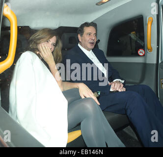 Charles Saatchi und Trinny Woodall verlassen Scotts Restaurant nach dem Essen zusammen. Das Paar wurden gesehen, lachen und Lächeln, als sie das Restaurant in ihrer hackney Kabine verließ.  Mitwirkende: Charles Saatchi, Trinny Woodall wo: London, Vereinigtes Königreich W Stockfoto