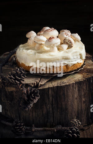 Vanille-Kuchen mit Baiser Pilzen dekoriert Stockfoto