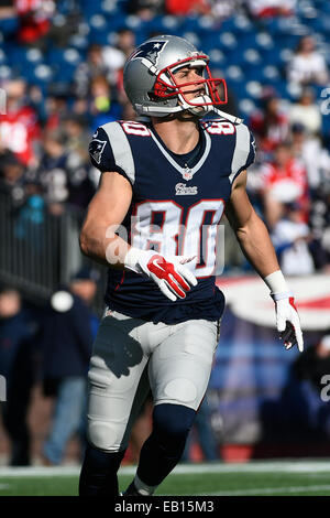 Foxborough, Massachusetts, USA. 23. November 2014. New England Patriots Wide Receiver Danny Amendola (80) Uhren des Fluges von einem ankommenden Ball während der NFL-Spiel zwischen den Detroit Lions und die New England Patriots im Gillette Stadium in Foxborough, Massachusetts statt. Die Patriots besiegt die Löwen 34-9. Bildnachweis: Cal Sport Media/Alamy Live-Nachrichten Stockfoto