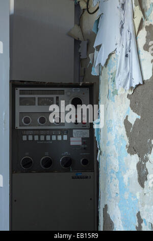 Eine Röntgen-Generator-Controller in einem verlassenen Krankenhaus, Ontario, Kanada. Stockfoto