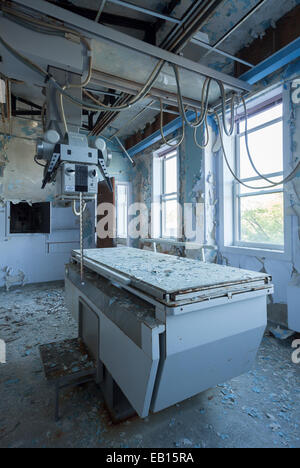 Radiologie Zimmer Tisch und einem Röntgengenerator in einem verlassenen Krankenhaus. Ontario, Kanada. Stockfoto
